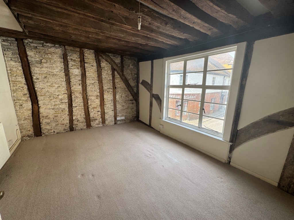 Lot: 85 - DOUBLE FRONTED SHOP AND MAISONETTE IN POPULAR CINQUE PORT TOWN - Residential - Bedroom